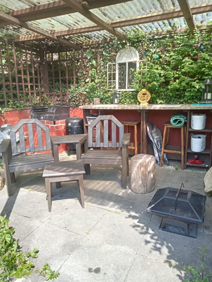 'Morris' The Shepherd'S Hut With Woodland Hot Tub Carmarthen Dış mekan fotoğraf